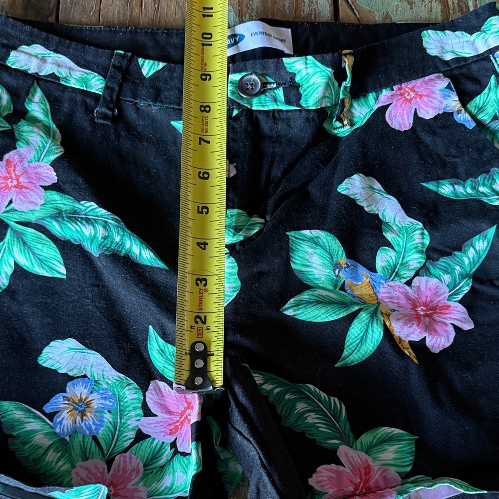 Old Navy Women's Black Tropical Floral Shorts - Picture 5 of 8